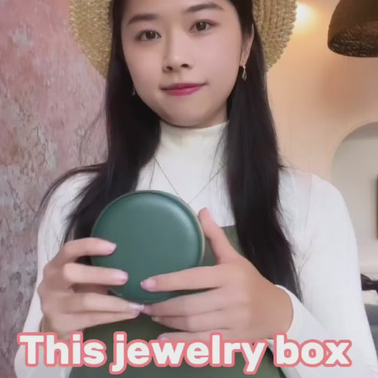 video showing the benefits of travel jewelry case 