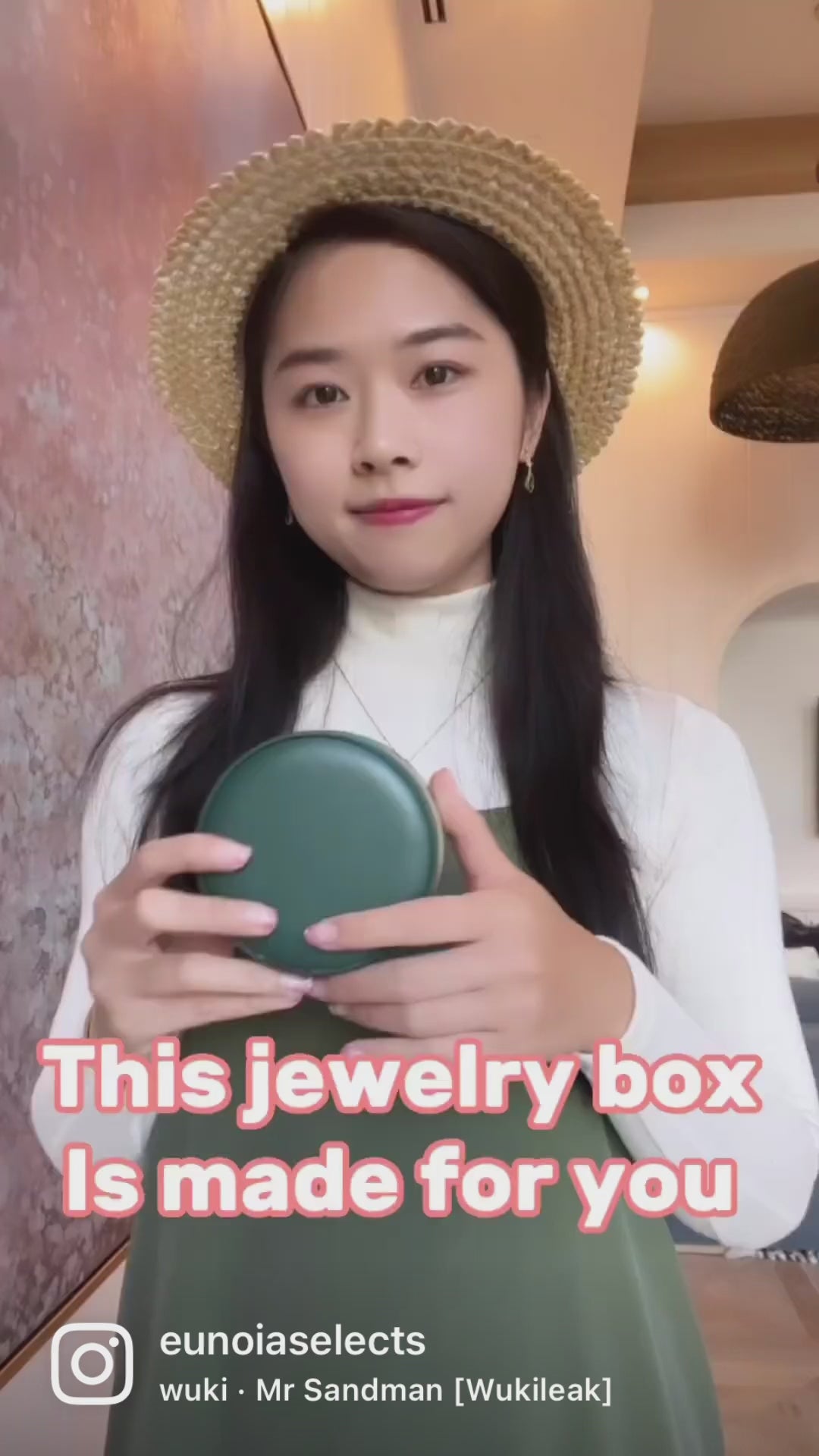 video showing the benefits of travel jewelry case 