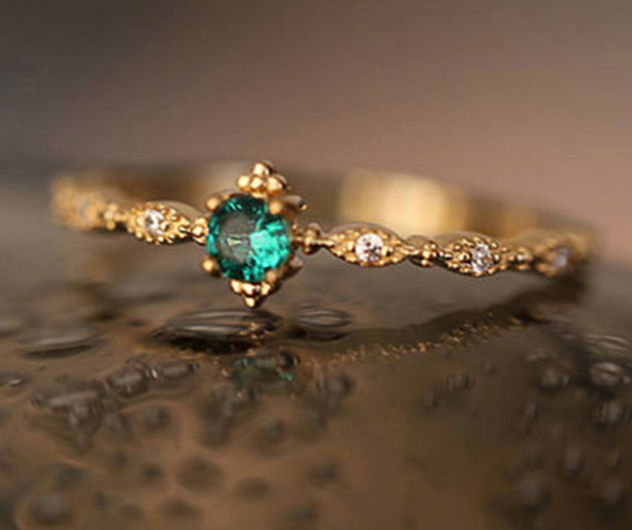 tage Personligt Pas på Vintage Emerald Pendant Gold Ring for Women | Eunoia Selects
