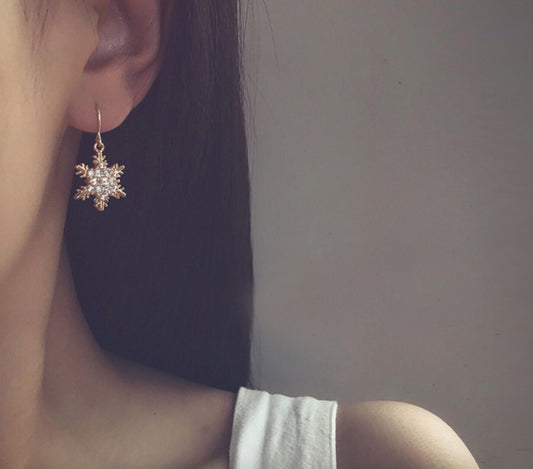 Model girl wear snowflake cubic zirconia dangle earrings