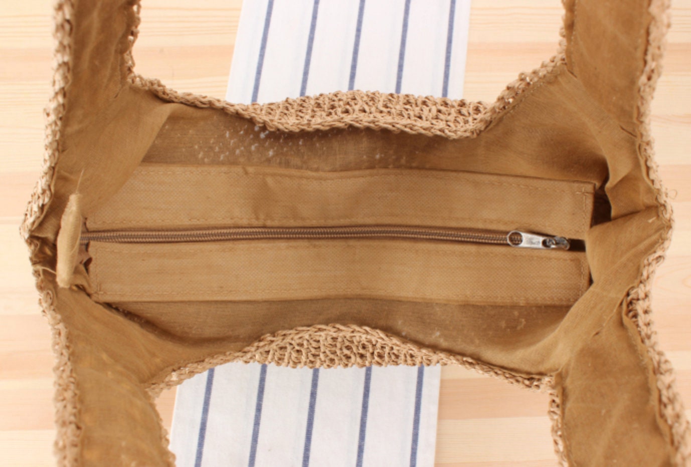 Interior zipper of the summer bag to protect personal items 